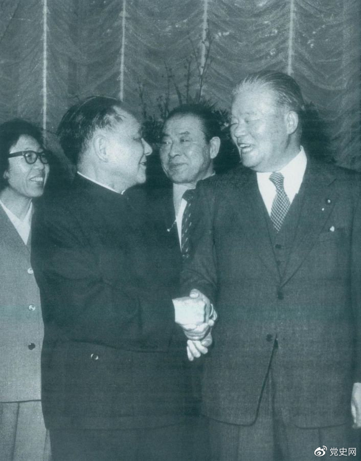 1979年2月7日，邓小平访问日本期间，同日本首相大平正芳会谈。